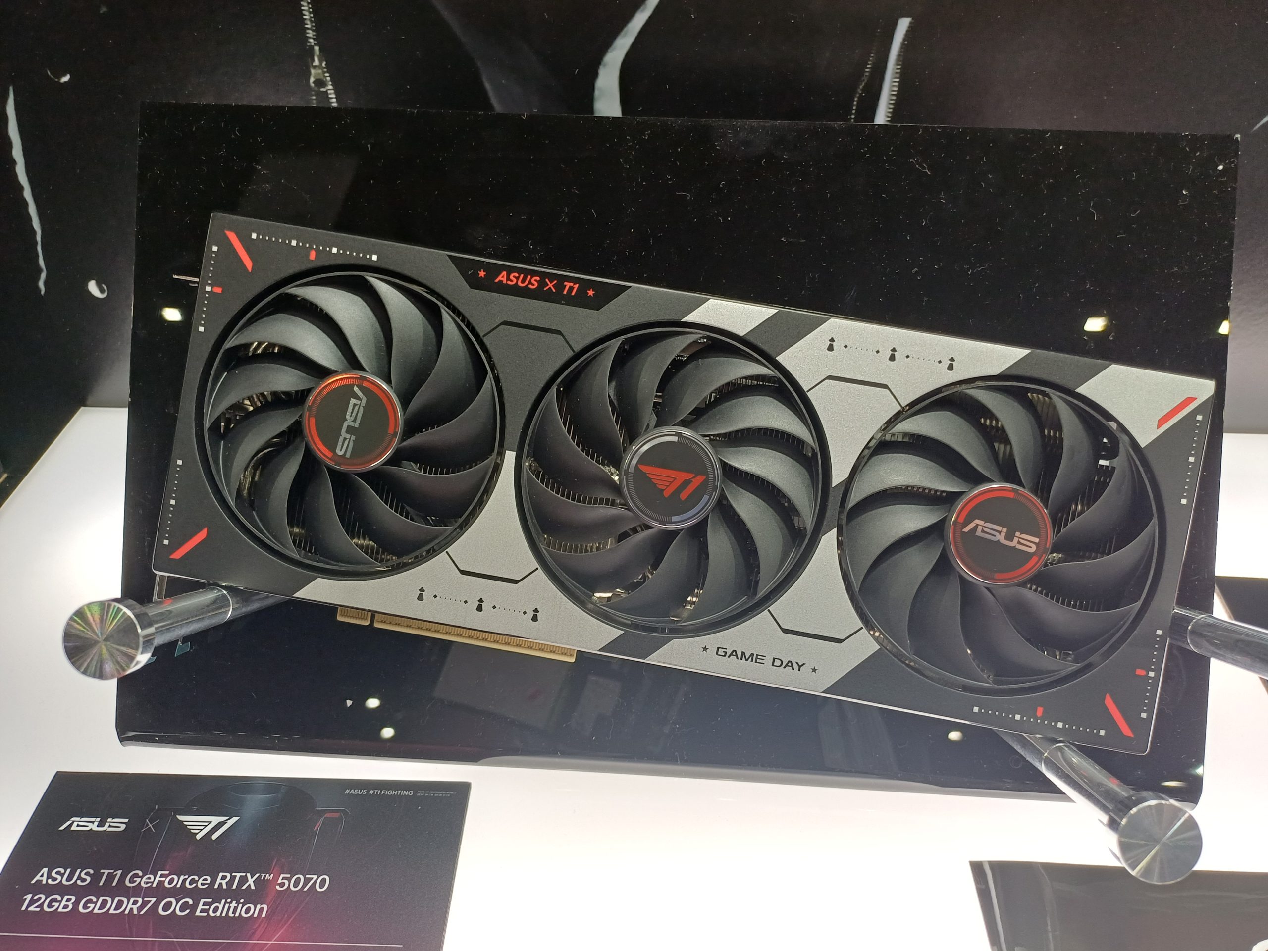 아수스 RTX 5070 그래픽카드 실물