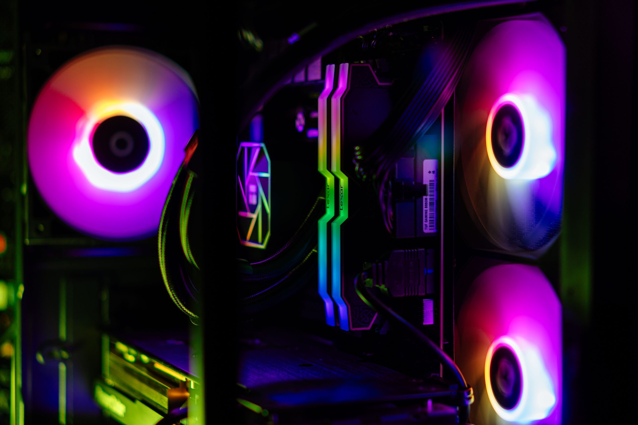 RGB 조명이 들어온 게이밍 PC 냉각팬