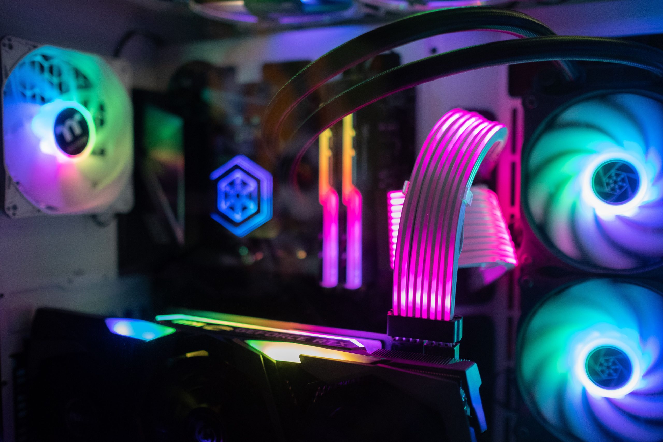 화려한 RGB 조명의 PC 내부