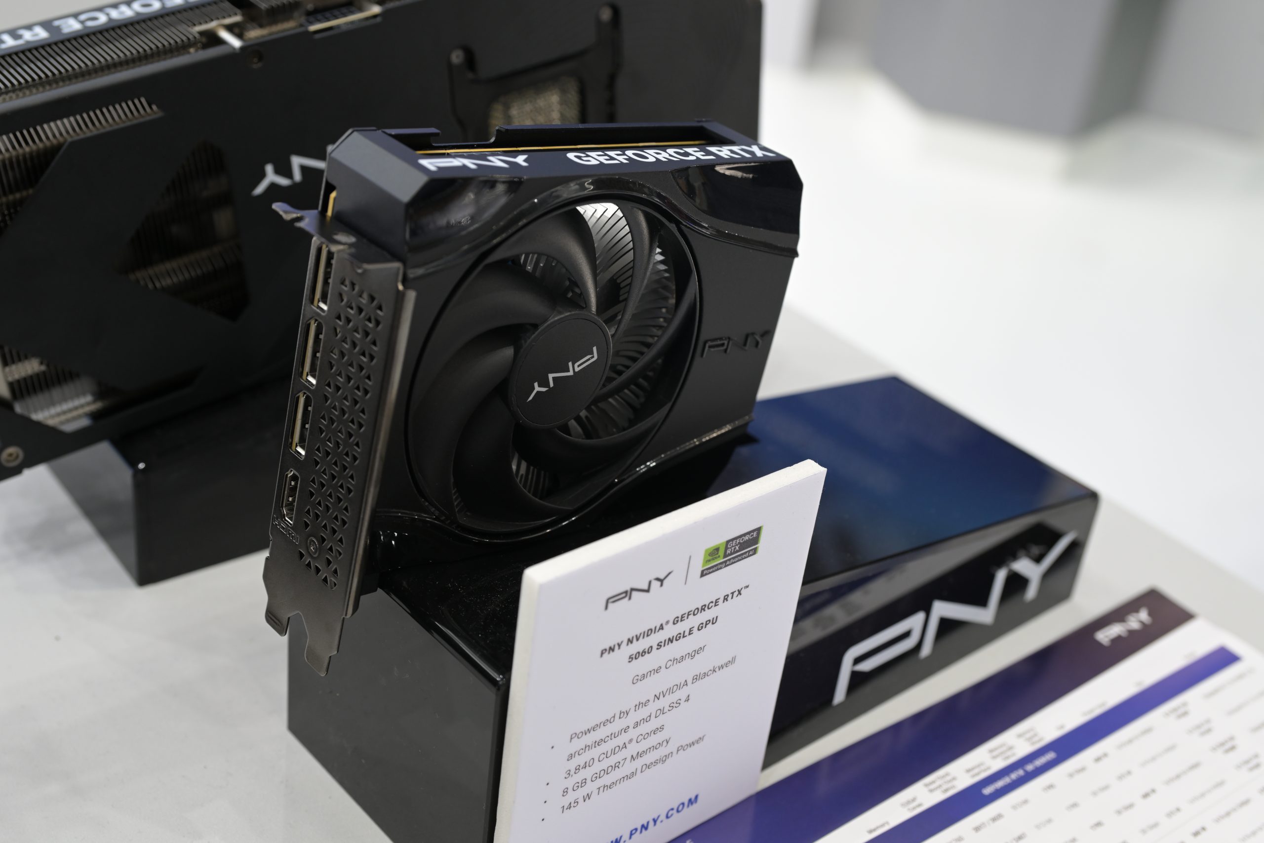 짧은 폼팩터로 제작된 RTX 5060 실물