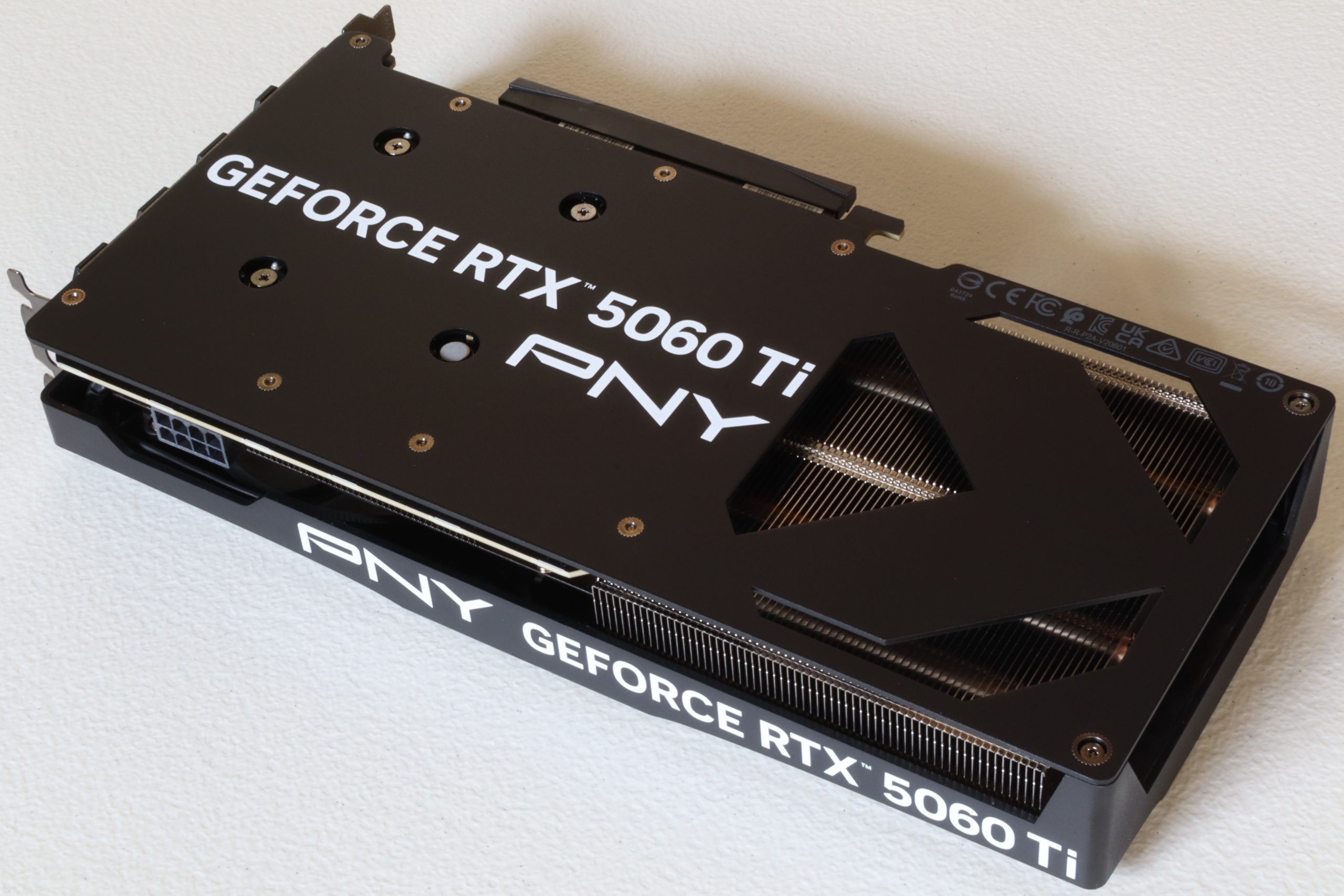RTX 5060 Ti 16GB 카드 후면 커넥터부