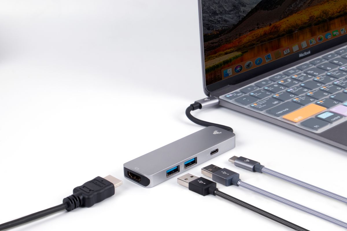 노트북 옆 USB 포트와 USB 허브 근접 사진