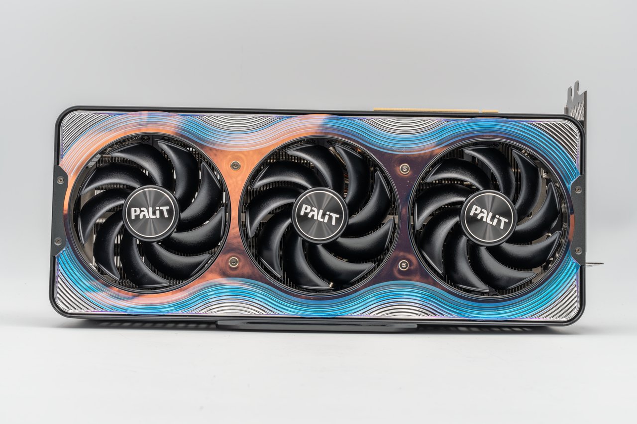 팔릿 RTX 5090 게임록 정면 - 트리플 팬 그래픽카드